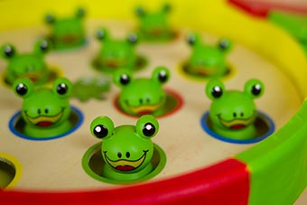 Saute grenouille en bois